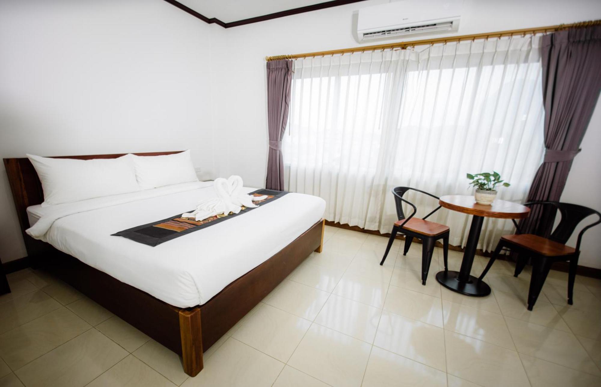 Sisombat Plaza Hotel Vang Vieng Exterior foto